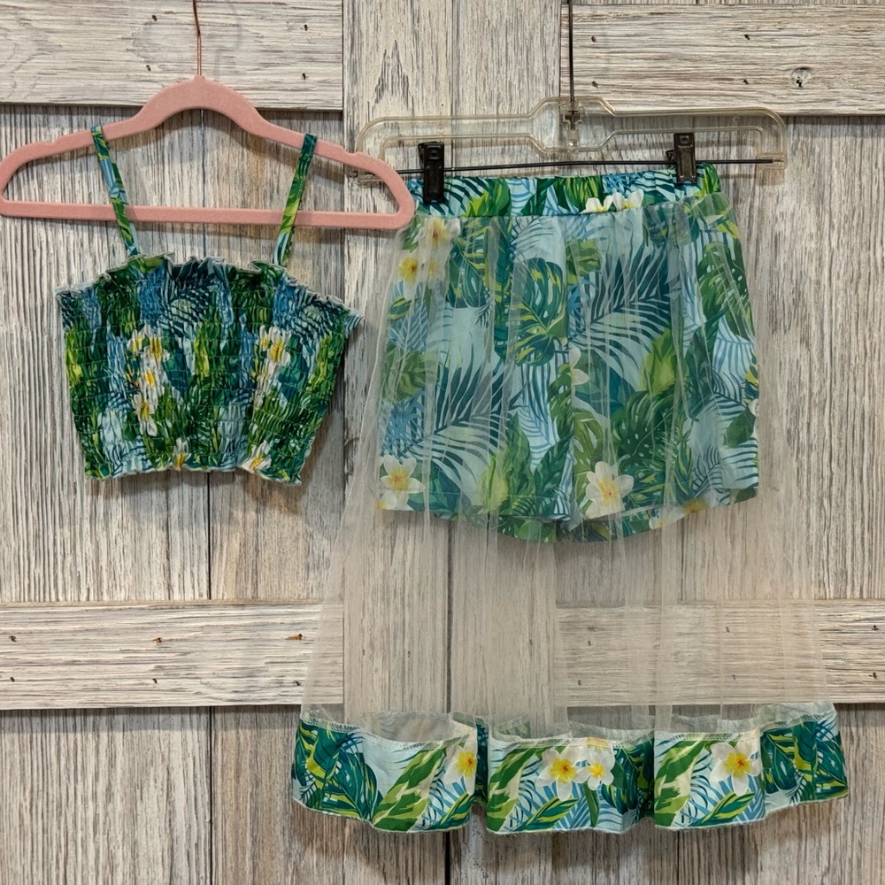 Tropical Leaf Print 2-PC Set shorts have sheer overlay.  Sz 7Y see measurements